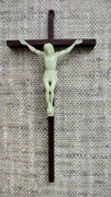 Krzyż krucyfiks Jezus na krzyżu wiszący świecący drewniany z fosforanu