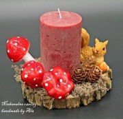 Stroik jesienny ze świecą wiewiórka grzyby mech