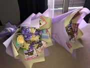 Bukiet z kwiatów ze wstazki satynowej i zdrapek