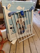 Bramka zabezpieczająca do drzwi i schodow