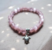 Stylowa bransoletka w odcieniu pudrowego różu z zawieszką żółwia