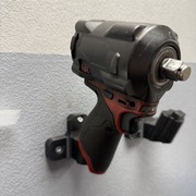 Wzmocniony uchwyt ścienny na urządzenie Milwaukee M12 – druk 3D