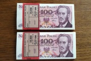 Banknoty 100 zł w paczkach