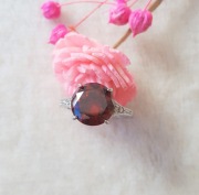 Nowy pierścionek srebrny kolor duże czerwone oczko 