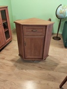 Komplet mebli do salonu: witryna, komoda, ława i narożnik.