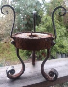 Stary metalowy kuty stojak w stylu rustykalnym