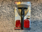 Przyrząd do czyszczenia szyb samochodowych od wewnątrz.