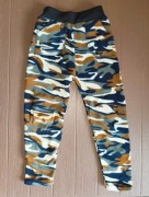 10. Polarowe spodnie legginsy moro ocieplane rozmiar 110