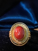 Złoty pierscionek z naturalnym koralem - unikat