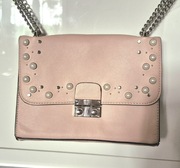 Torebka pudrowy róż Bijou Brigitte skóra ekologiczna, srebrny łańcuszek.