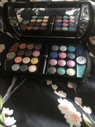 Paleta kolorowych cieni do powiek 