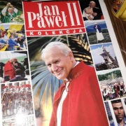 JAN PAWEL II SEGREGATOR Z GAZETKAMI