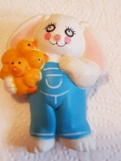 Broszka Przypinka Biało Niebieski Króliczek z Kurczakami  S. Lehman 