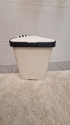 Kosz na śmieci IKEA - narożny, czarno-biały 