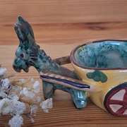 Figurka ceramiczna osiołka ciągnącego wózek 