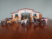 ZESTAW Schleich STAJNIA Z WYPOSAŻENIEM + 5 DODATKOWYCH KONI I STAJENNA