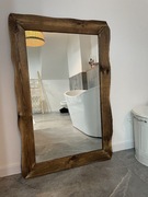 Lustro w rustykalnej ramie