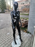 Manekin całopostaciowy damski czarny połysk z szklaną podstawą 