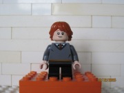 LEGO figurka harry potter używana - Ron Weasley sweater, pęknięty