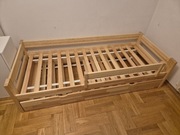 Drewniane łóżko sosnowe z szufladą z funkcją spania i barierką