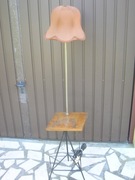 stara lampa podłogowa z abażurem gazetnikiem i półką lata 60. PRL sprawna