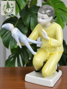 Dziewczynka z pajacem art deco Hollohaza Węgry lata 60te żółta