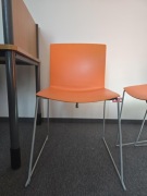 3 krzesła pomarańczowe do kuchni lub jadalni. Plastikowe