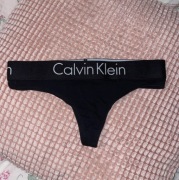 Majtki stringi Calvin Klein