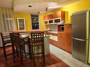 Meble kuchenne z dużą wyspą, krzesłami + sprzęt AGD