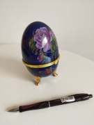 Granatowe jajo szkatułka ceramiczna