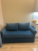 Rozkładana sofa w kolorze niebieskiem