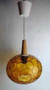 Lampa wisząca z lat 70 z miodowym kloszem - stan b.dobry