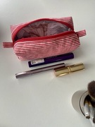 Czerwona kosmetyczka w paski Wszystko pod ręką