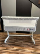 Podróżne łóżeczko Lionelo model Theo z opcją dostawienia do łóżka rodziców.