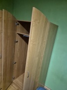 Sprzedam szafę, witrynę i biurko. 