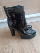 Czarne lakierowane botki z zamkiem 