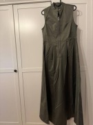 Długa suknia bez rękawów z zamkiem błyskawicznym z przodu . Rozmiar S 