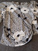 Biało czarna bluzka elegancka z bufiastymi rękawami taliowana Hardob M 38 