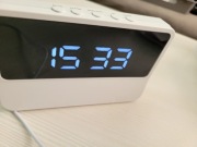 Cyfrowy budzik led do prądu trzeba mieć końcówkę i na baterie są 