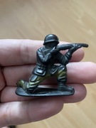 Stary plastikowy żołnierzyk z lat PRL