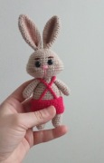 Króliczek wykonany na szydełku 