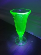 Wazon uranowy na stopie Art Deco szkło uranowe