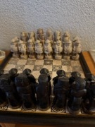 Piękne szachy, ręcznie rzeźbione w kamieniu. Motywy wietnamskie. Unikat