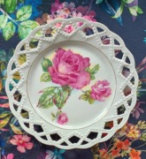 Porcelanowy talerz z motywem róż
