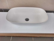 Biały blat łazienkowy kwarcyt z umywalką nablatową