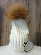 Czapka jenot naturalny z broszką 