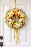 Wiosenny wianek na drzwi peonie, jaskry, piwonie, żółta wstążka, kamelia