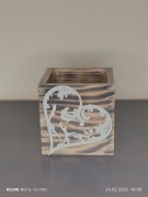 Drewniane pudełko z ozdobnym serduszkiem 