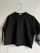 Czarny t-shirt z frędzlami na plecach