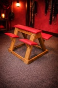 Ławka BDSM do klęczenia / spanking bench – tapicerowana, solidne drewno